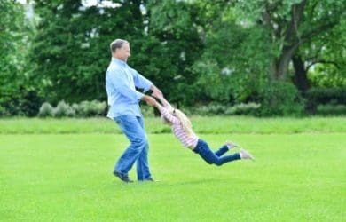 Dedicatorias por el día del padre, descargar saludos para un padre soltero en su día